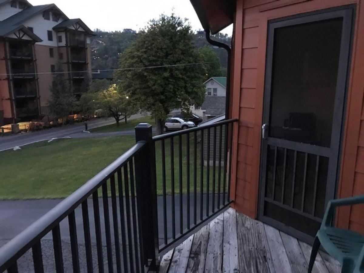 Spacious Downtown Condo Walking Distance To Downtown Gatlinburg Sleeps 6 Guests Zewnętrze zdjęcie